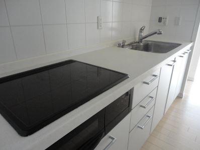 Kitchen. IH system kitchen in which the white tones