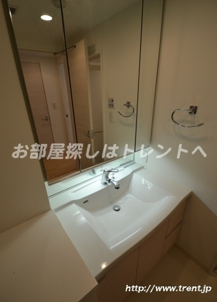 Washroom. Same building 4F of the studio is (another type) reference photograph.