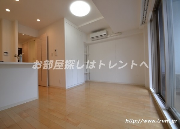 Living and room. Same building 4F of the studio is (another type) reference photograph.