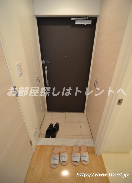 Entrance. Same building 4F of the studio is (another type) reference photograph.