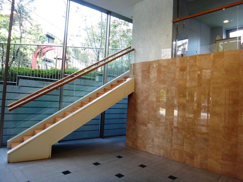 Entrance. Common areas