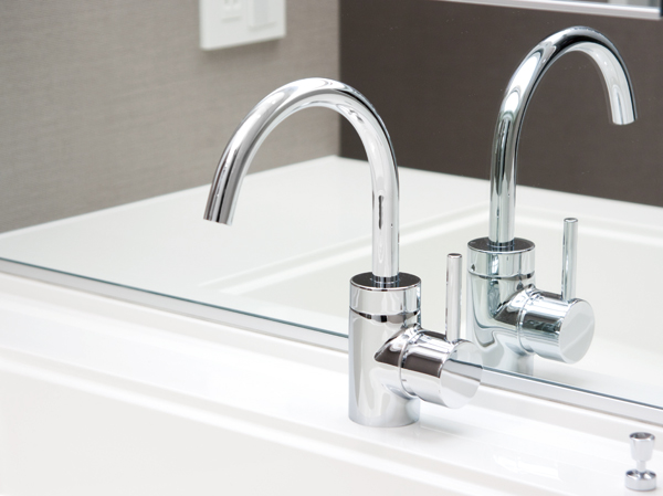 Bathing-wash room.  [Single lever faucet] It has adopted a single-lever faucet of stylish design to vanity. Graceful swan-neck form is accompanied by a refinement in vanity of space.