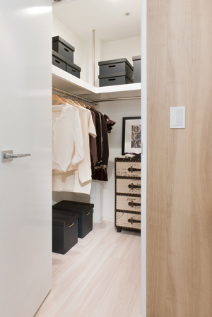 Receipt.  [Walk-in closet] Walk-in closet that can confirm the stored items at a glance is, Large-scale storage with the size of the room. In addition to the storage of a number of clothing, Drawer to feet and chest, You can put even shoe box.   ※ Except for the 55C type