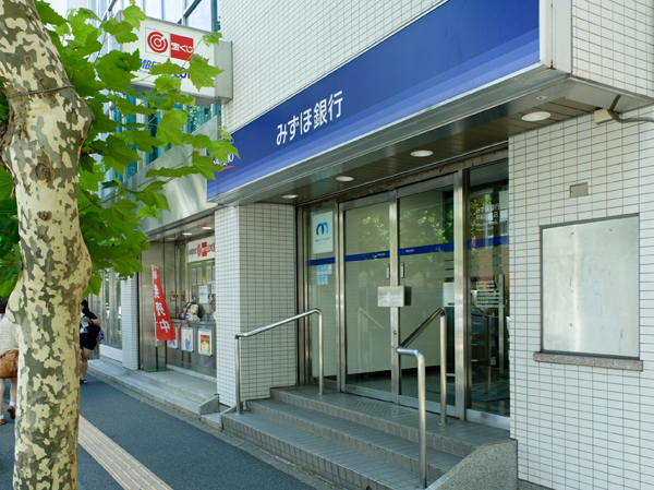 Surrounding environment. Mizuho Bank Waseda Branch (about 770m ・ A 10-minute walk)