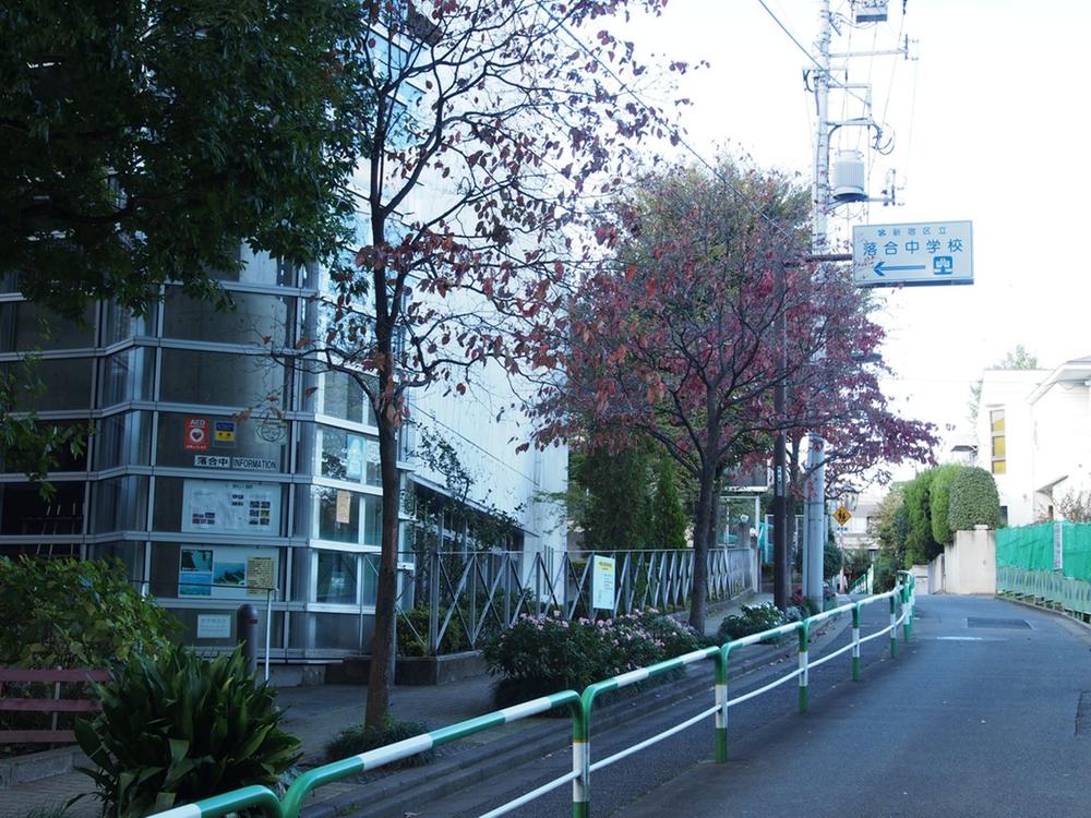 Junior high school. A 6-minute walk from Ochiai junior high school (about 450m)