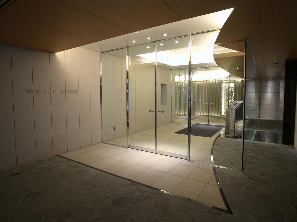 Entrance. Common areas