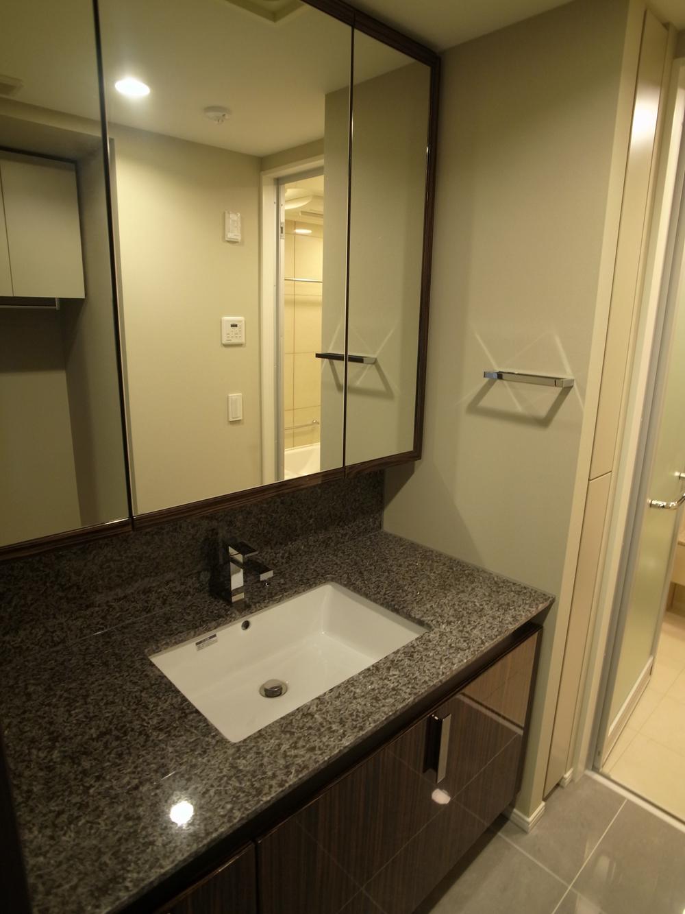 Wash basin, toilet. Room (August 2013) Shooting