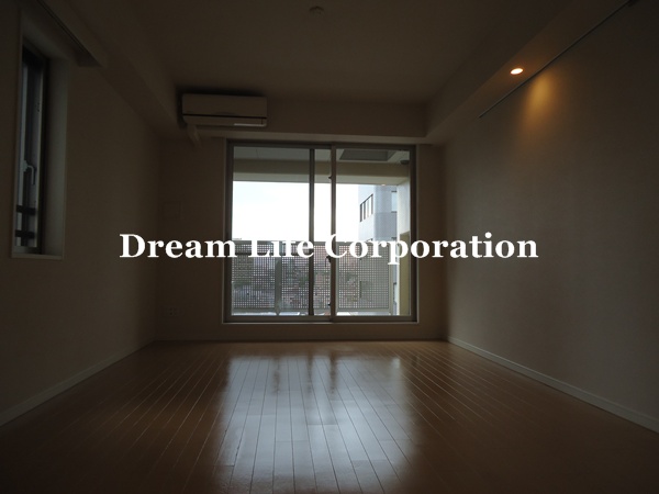 Living and room. ※ In fact the we use the photos in the same building may be different