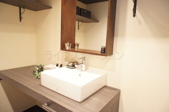 Wash basin, toilet. Local (January 7, 2014) Shooting