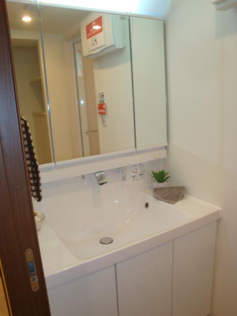 Wash basin, toilet. Indoor (12 May 2013) Shooting