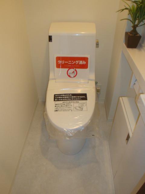 Toilet. Indoor (12 May 2013) Shooting