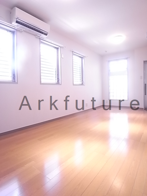 Living and room. There are four also window, Day ・ Ventilation good!