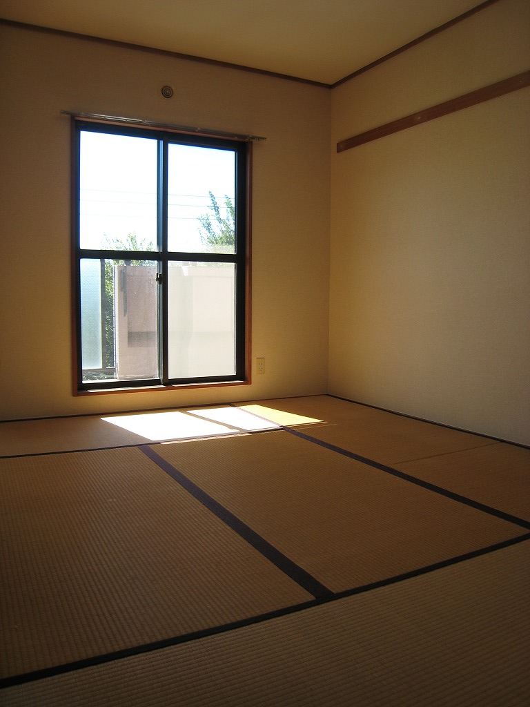 Other room space. Since the 3 a floor south-facing is very bright vantage room