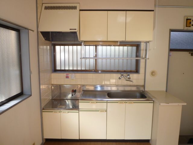 Kitchen. Two-burner gas stove can be installed