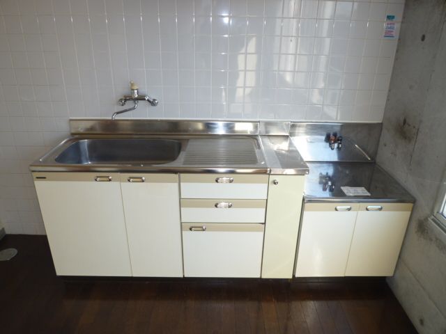 Kitchen. Two-burner gas stove can be installed