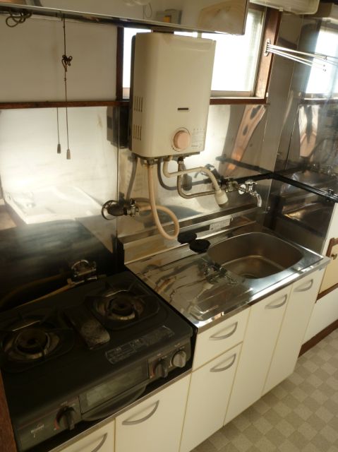 Kitchen. Gas stove can be installed