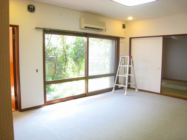 Living and room. Bright and spacious living room