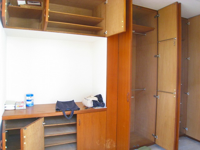 Entrance. Large cupboard, Entrance storage