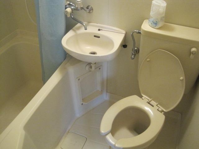 Toilet. 3-point unit bus