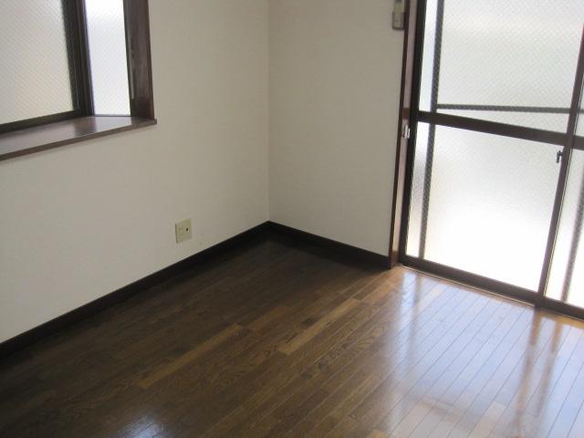 Living and room. Southeast corner room