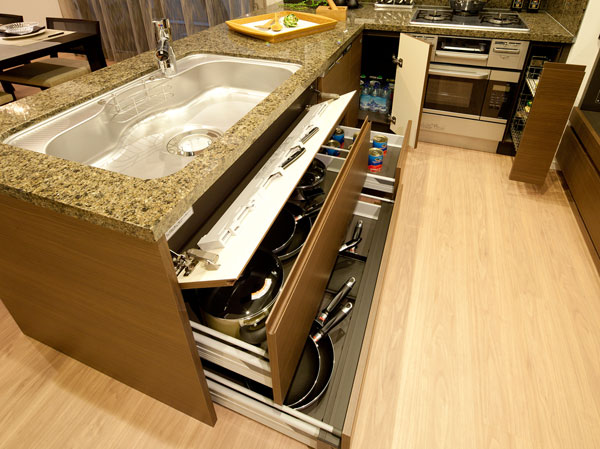 Kitchen.  [Sliding storage] Knife feed provided in a conventional sink before space has become dead space. Spice rack provided on the easy gas range next to the take-out at the time of cooking. Harnessed effectively to the back of the space, Was adopted also easy sliding storage out.