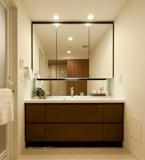 Bathing-wash room.  [Three-sided mirror with storage vanity] Vanity of beautiful design, Set up a three-sided mirror that can be used to Kagamiura as storage. The internal three-sided mirror, Hook to accommodate the dryer to smart Ya, Has undergone a tissue holder, etc. attentive nestled stuck to the eyes of those who use.