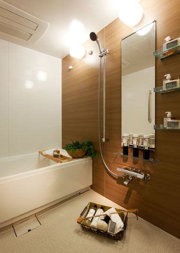 Bathing-wash room.  [Bathroom] Bathtub adopts a barrier-free type that kept low height straddle. To increase the safety, Reduce the load on the body, It was made sincerely relaxing specification.