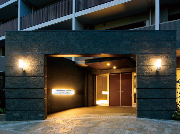 Shared facilities.  [entrance] Beautifully lit up the entrance to dusk. The granite of the design wall strike a profound feeling, High note directing the impression of a dwelling.