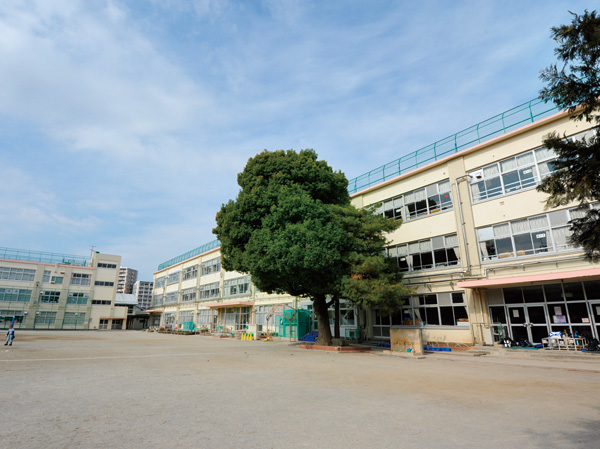 Surrounding environment. A 5-minute walk to the "Momoi first elementary school" is, Peace of mind in the approach that does not pass through the main street. 3-minute walk "Sacred Heart Nursery School" (about 210m) and "Combi Plaza Momoi Nursery School" (about 240m), etc., Childcare facilities and children's house ・ Emergency response hospital ・ Junior high school is also equipped within walking distance. (Momoi first elementary school / About 400m)