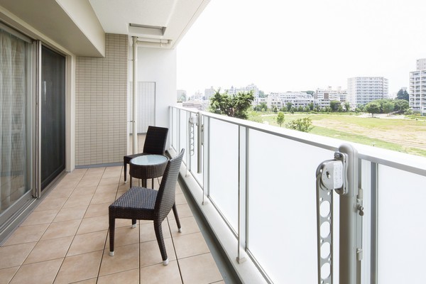 Spacious balcony overlooking the "Momoi Harappa park" in the front than (J type model room)