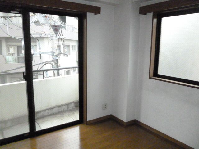 Living and room. Since there is a window on two sides, There is also a well-ventilated