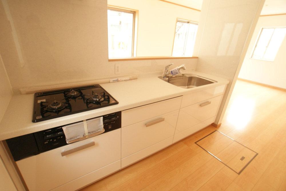 Same specifications photo (kitchen). Please enjoy the dishes while watching the family of the smile from the kitchen. (Example of construction)