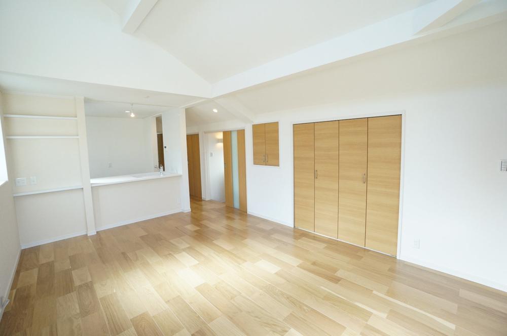 Living. Guests can enjoy a comfortable living by the gradient ceilings and large windows. It is with floor heating to warm the feet.
