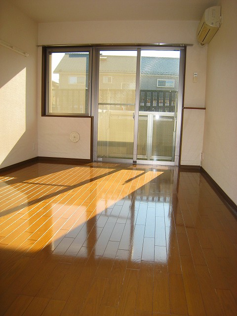 Other room space. South-facing the bright Western-style