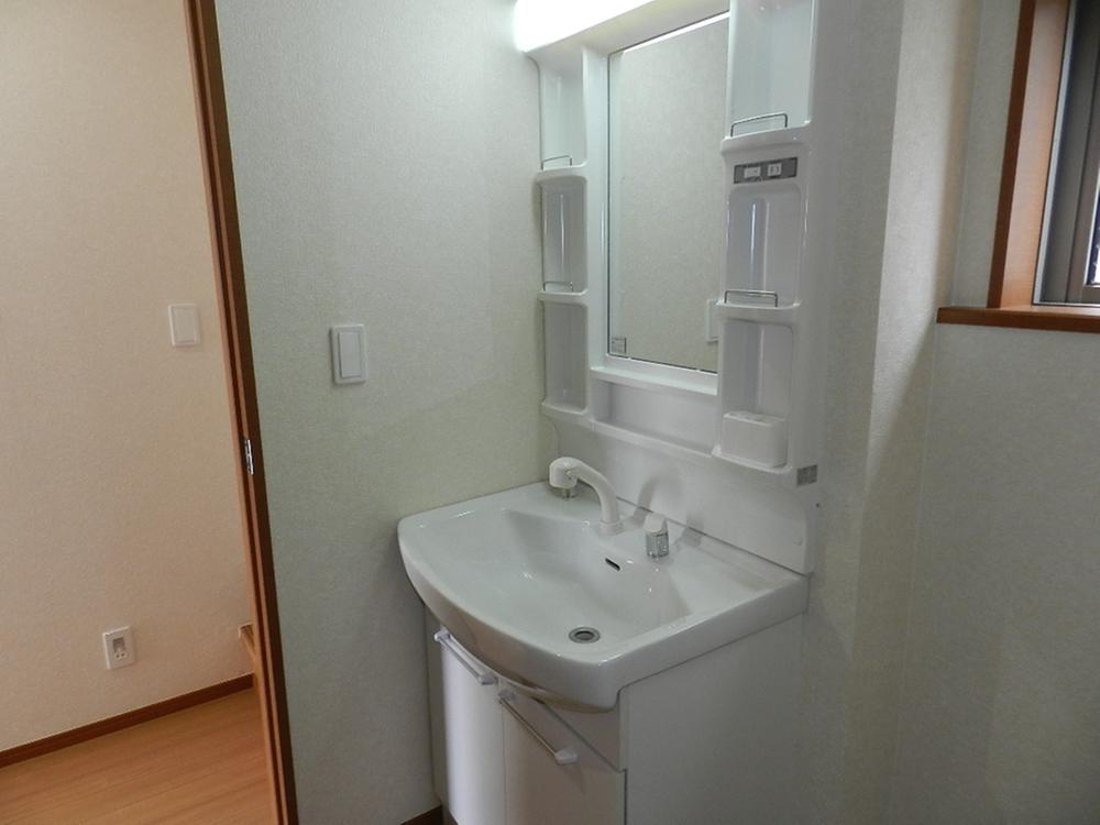 Same specifications photos (Other introspection). Same specifications washroom, Shower