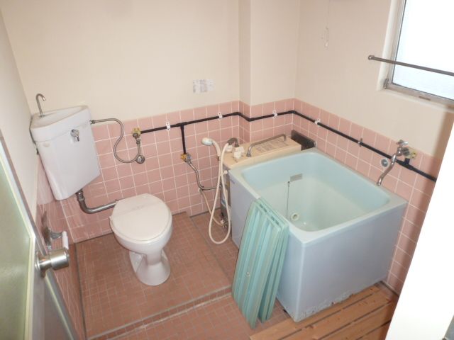 Bath. Spacious bathroom