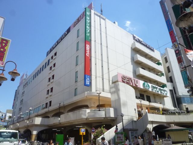 Supermarket. Seiyu to (super) 870m