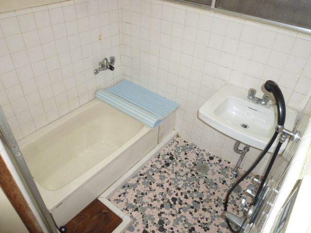 Bath. A spacious room bathtub
