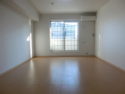Living and room. Spacious 10 tatami rooms