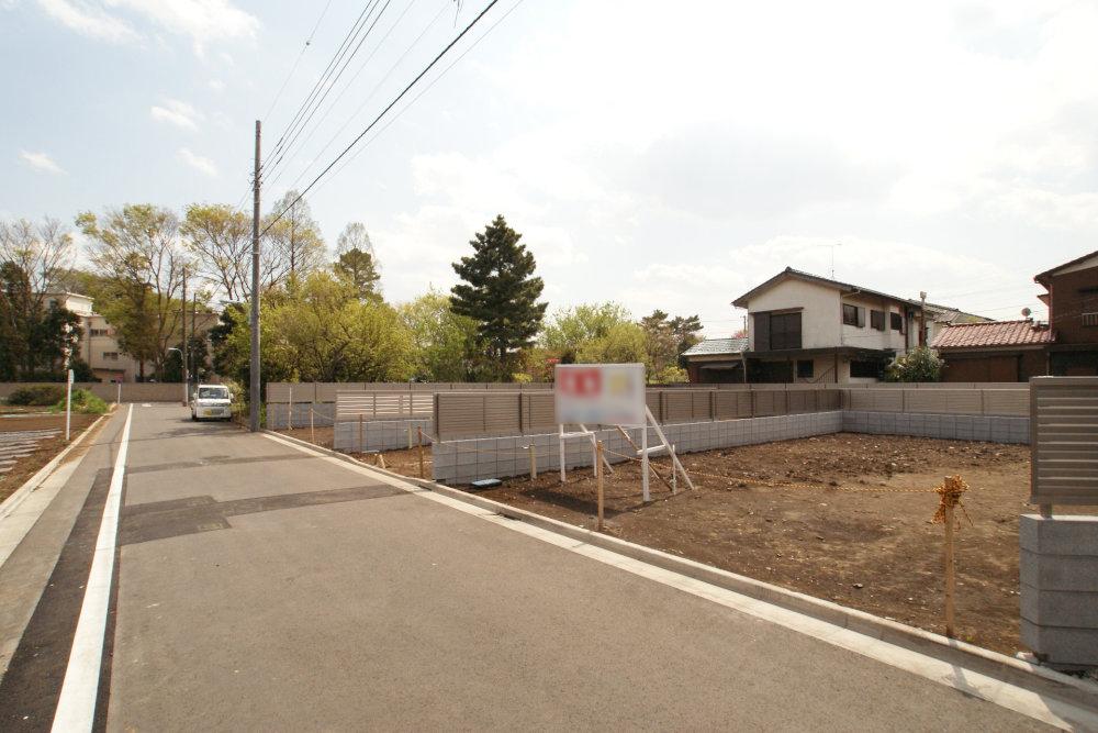 Local photos, including front road. Road width is also widely, And out of the car is also a breeze. 