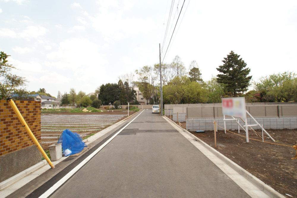 Local photos, including front road. Car Street also less, Small children is also safe. 