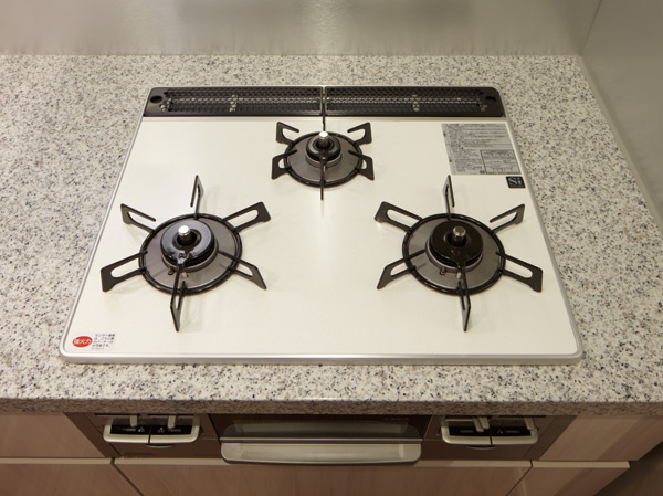 Kitchen.  [Pearl Crystal top gas stove] Stove top is coated with double the hard enamel. With combined gloss and vividness of the Pearl, It is in easy dirt specification.