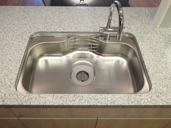 Kitchen.  [Quiet sink] Large kitchen product was also set up a wide sink washable comfortable in the sink. Water will reduce the I sound.