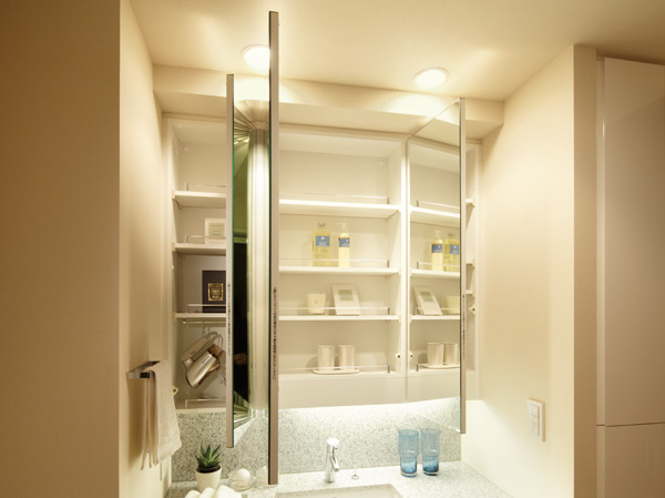 Bathing-wash room.  [Three-sided mirror back storage] Vanity mirror that can be used as a three-sided border. Back becomes a storage space, It is convenient to organize, such as dryer and cosmetics.