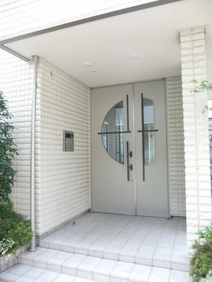 Entrance. Entrance is the auto-lock support of peace of mind!