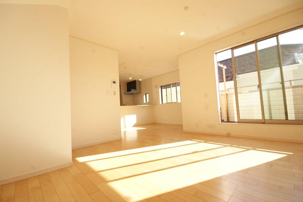Living. Newly built single-family Suginami Kugayama 4-chome. It is abundantly incorporating bright living and the saturation light. The completed for, Anytime you can preview. Please do not hesitate contact please. 