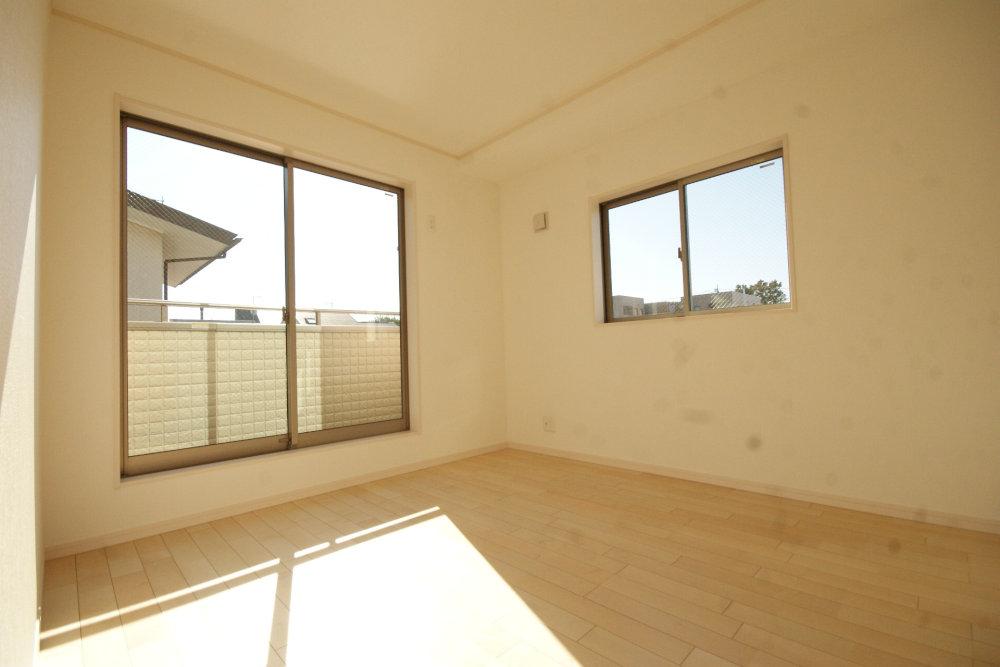 Non-living room. It is abundantly incorporating Bright room chroma light. 