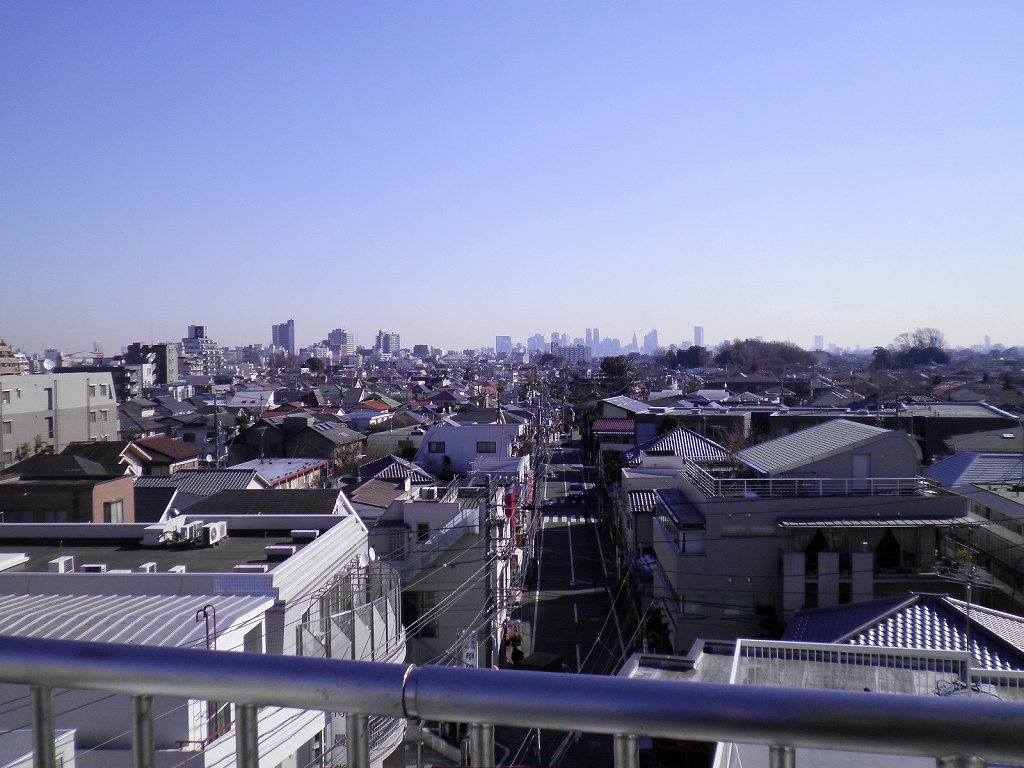 Balcony. View of the east side, Sky tree in a sunny day ・ You views of the Tokyo Tower