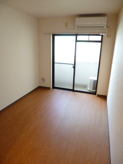 Living and room.  ・ Clean flooring ・ 