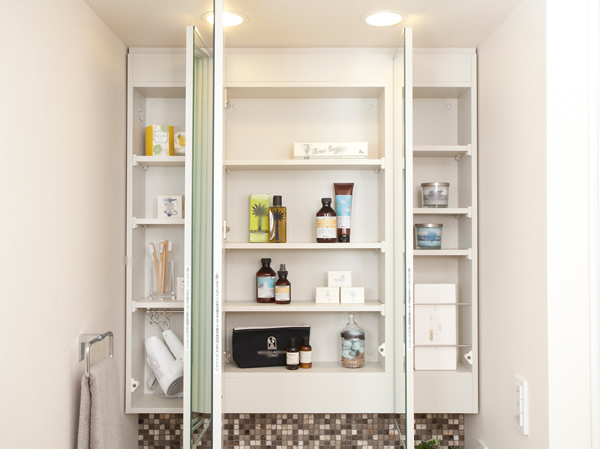 Bathing-wash room.  [Three-sided mirror housing] Since the back of the three-sided mirror is made to the storage space, It is convenient to organize, such as toiletries and fine makeup supplies frequently used.